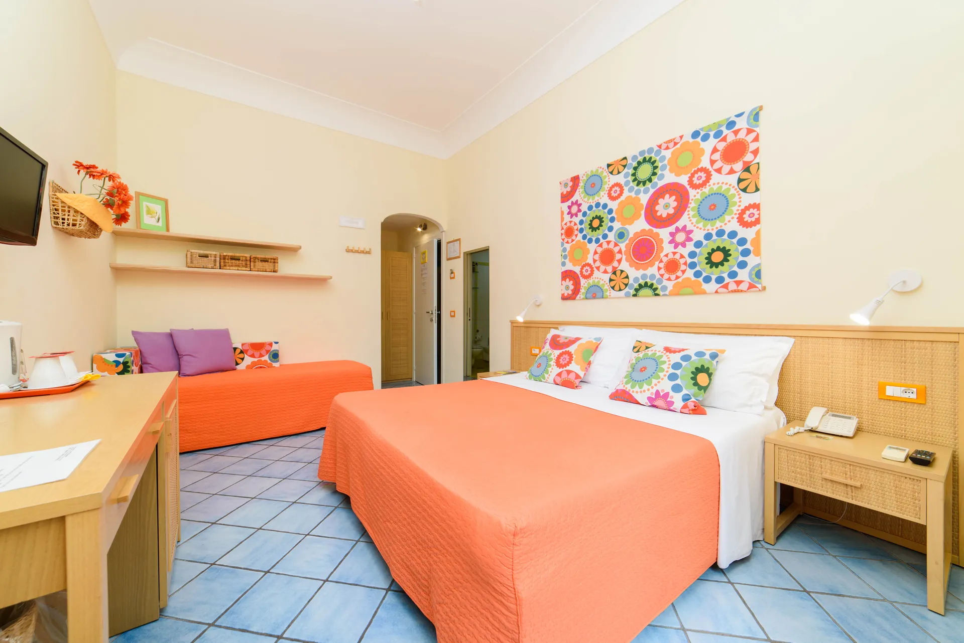 basic room sharon house hotel_3